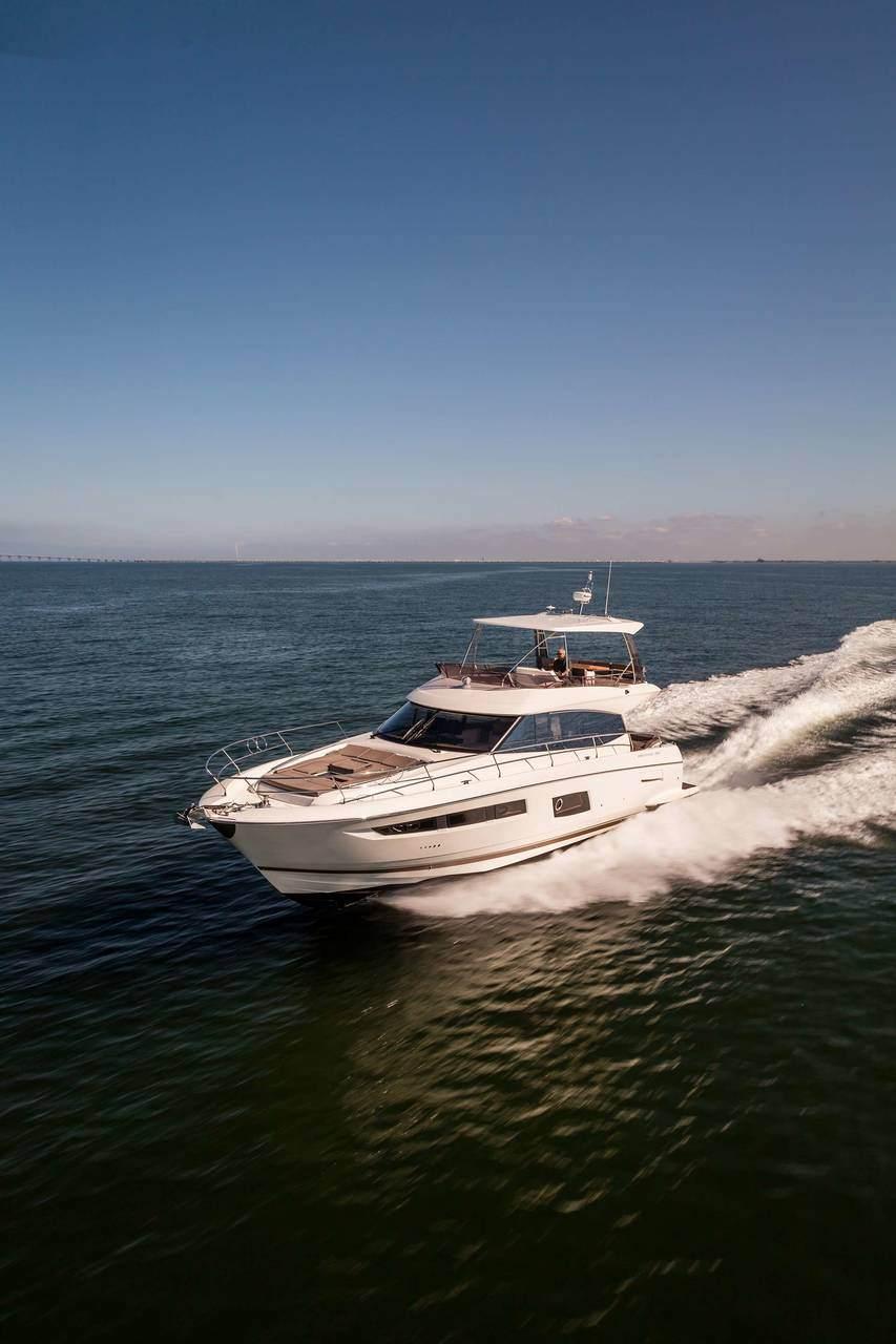 Prestige + PRESTIGE 560 The Hallmark of PRESTIGE Discover the yacht