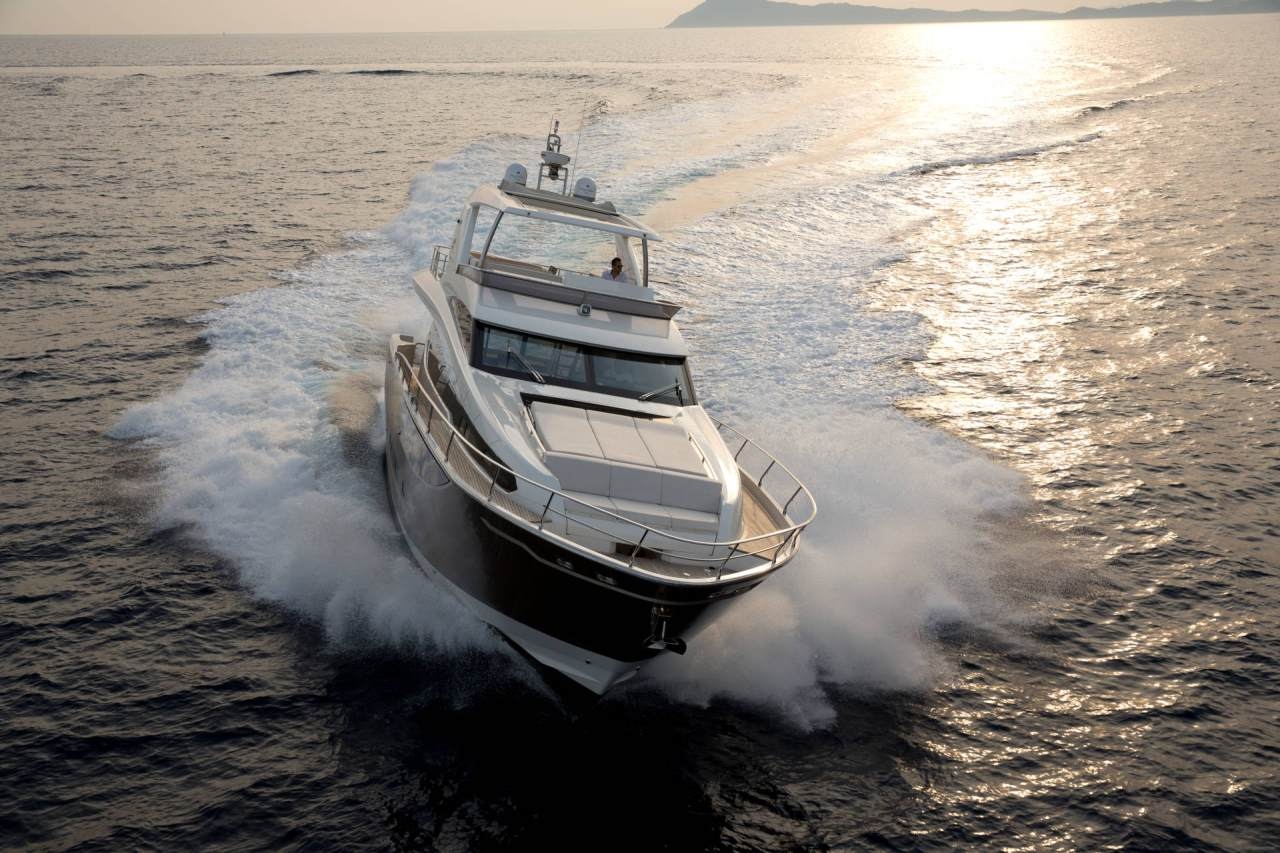 Prestige + PRESTIGE 750 Home, Sweet Home Discover the yacht