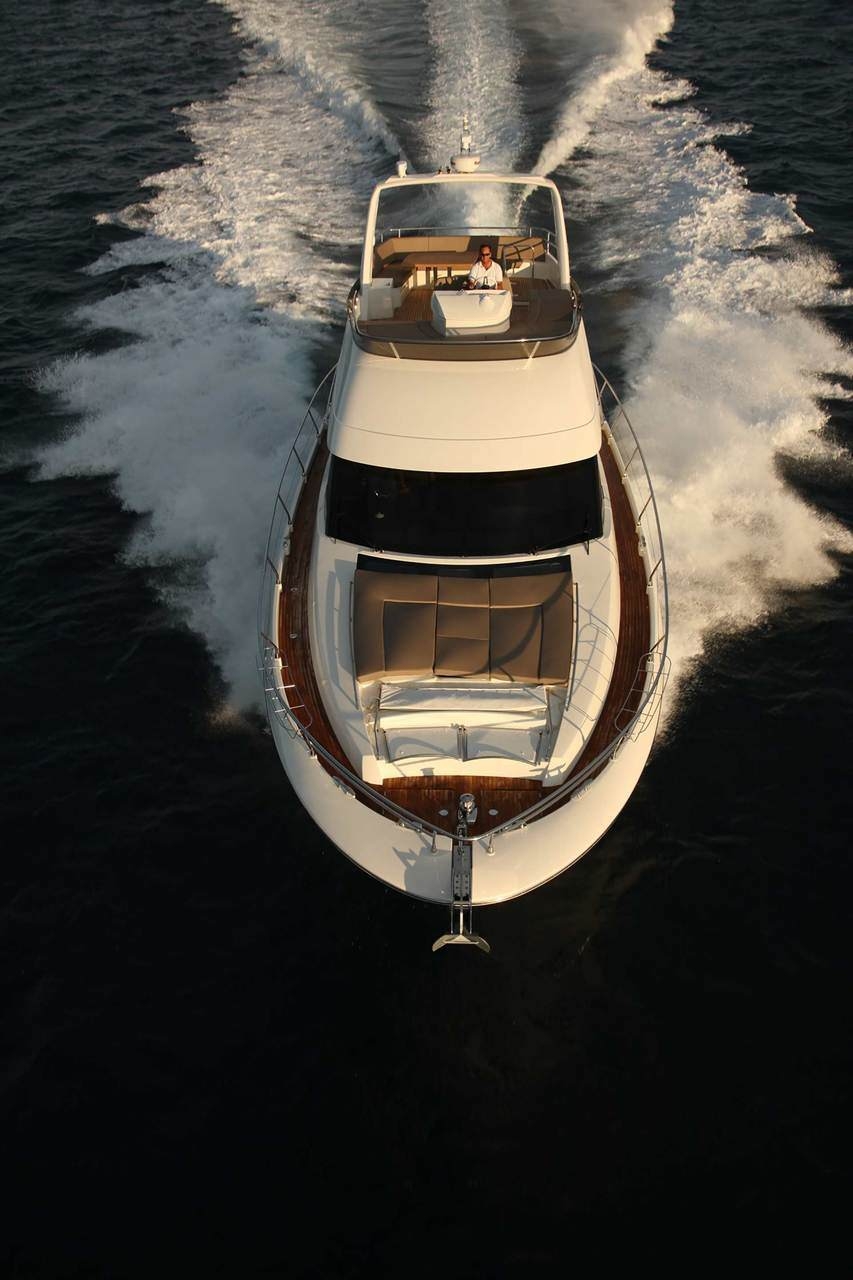 Prestige + PRESTIGE 60 A new world of luxury, comfort and technology Discover the yacht