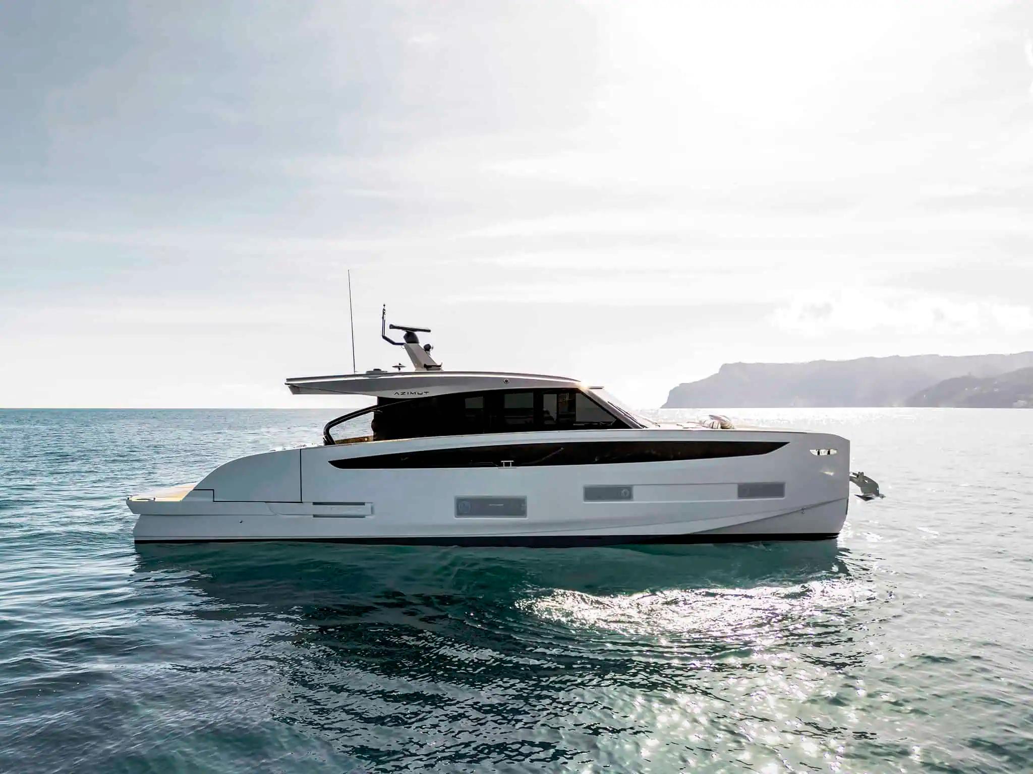 Azimut SLOW CRUISE - 18,5 kn: 6,9 l/nm, RANGE: 315 nm FAST CRUISE - 24,8 kn: 7,4 l/nm, RANGE: 291 nm " data-menu-img="https://azimutyachts.com/wp-content/uploads/2023/03/Seadeck6_menu.png"> 6
