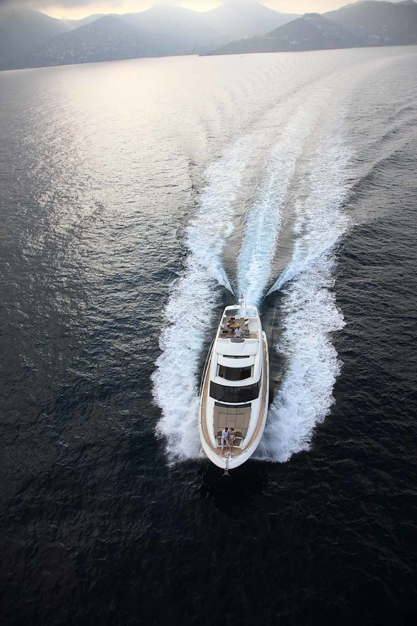 Prestige + PRESTIGE 620S The Best of Both Worlds Discover the yacht