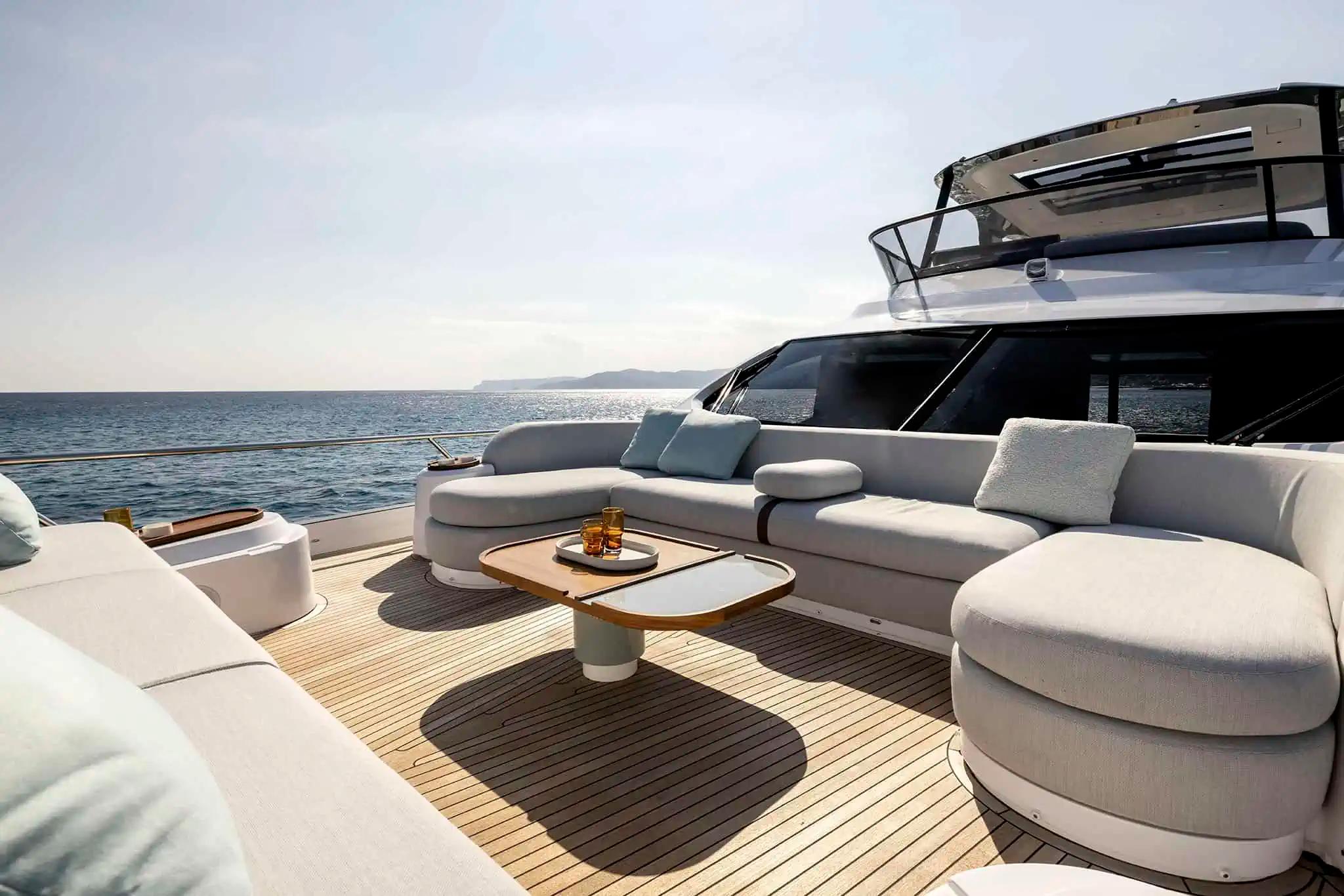 Azimut SLOW CRUISE - 14,8 kn: 10,4 l/nm, RANGE: 451 nm FAST CRUISE - 26 kn: 14,5 l/nm, RANGE: 323 nm " data-menu-img="https://azimutyachts.com/wp-content/uploads/2023/08/New_72_menu.png"> 72