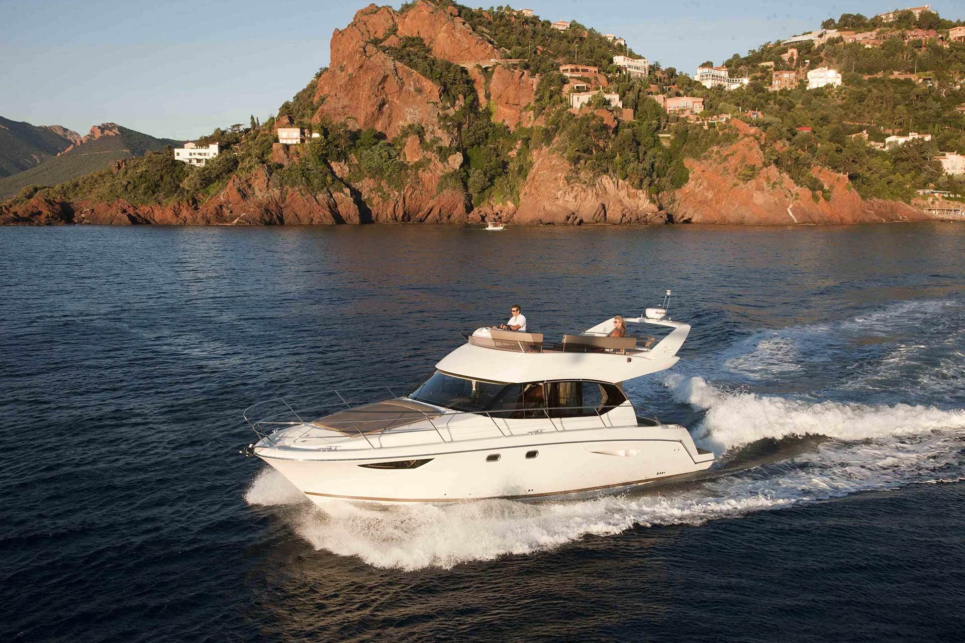 Prestige + PRESTIGE 400 The reference in motor yachts under 40 feet Discover the yacht