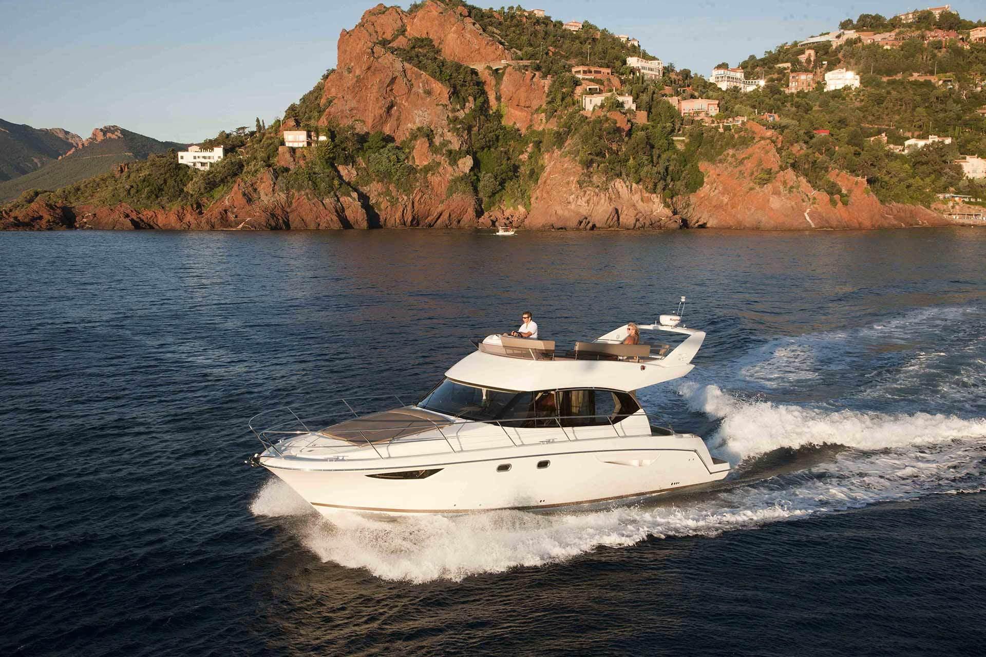 Prestige + PRESTIGE 400 The reference in motor yachts under 40 feet Discover the yacht